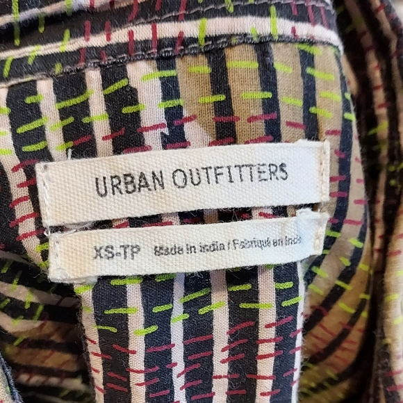 Urban Outfitters Tropical Camo Cropped Button Down Shirt. - Picture 5 of 5